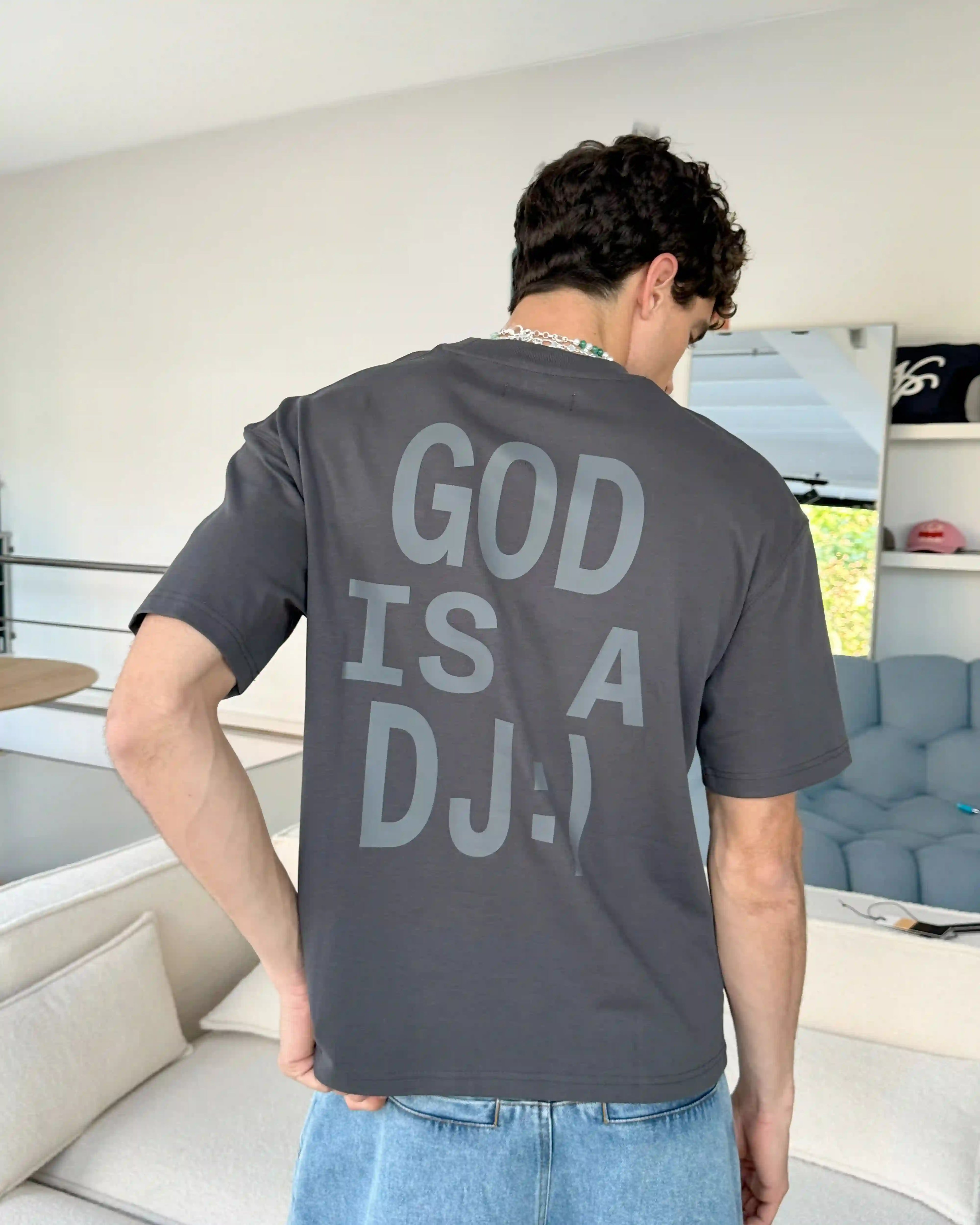 Camiseta God is a DJ Gris Oscuro