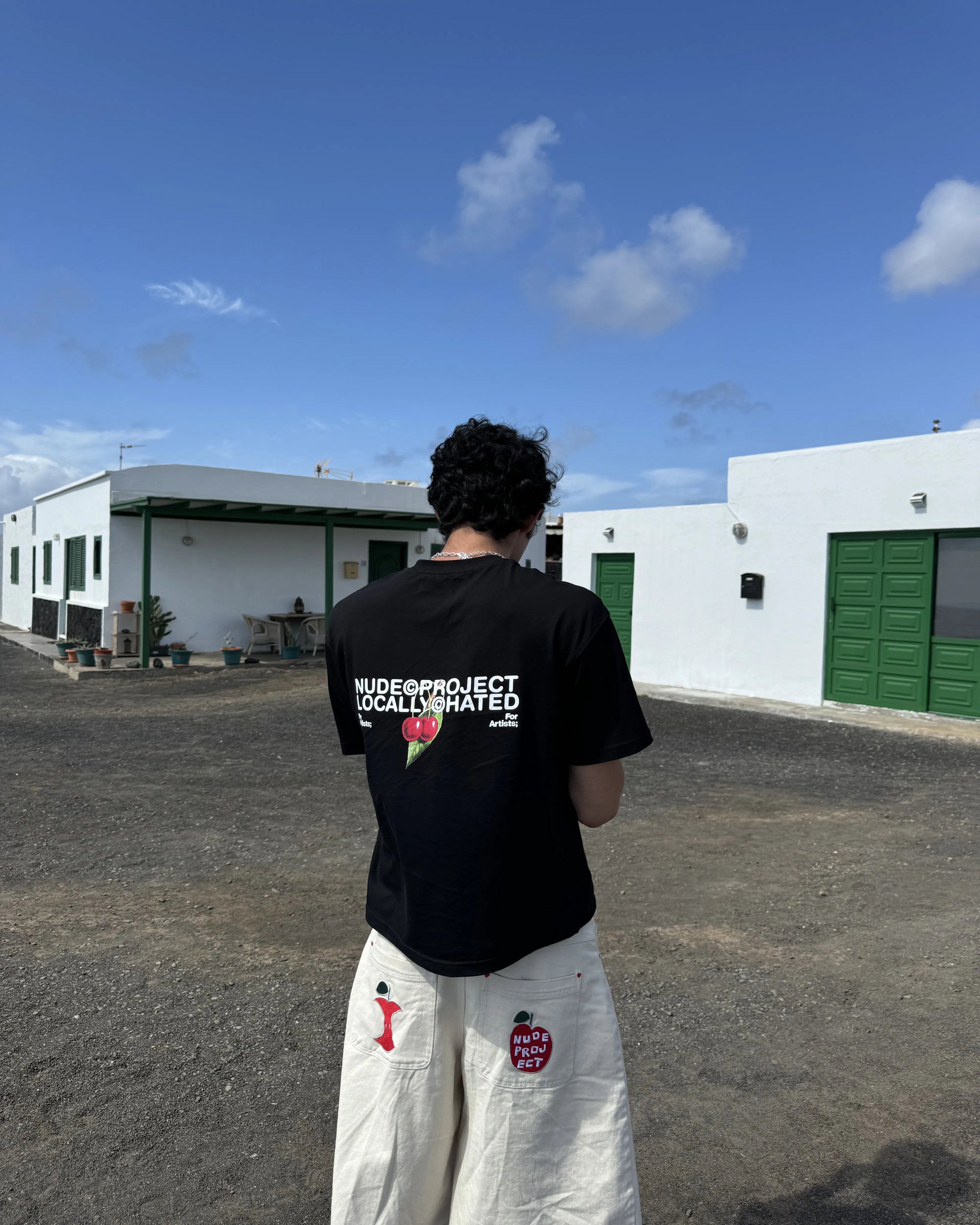 Camiseta Locally Hated Cherry Negra