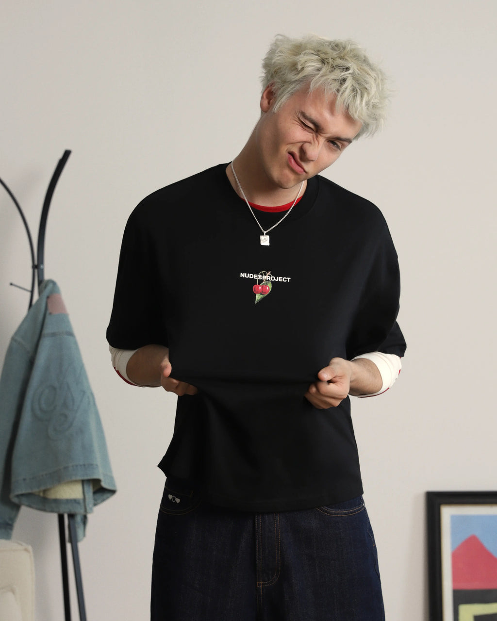 Camiseta Locally Hated Cherry Negra