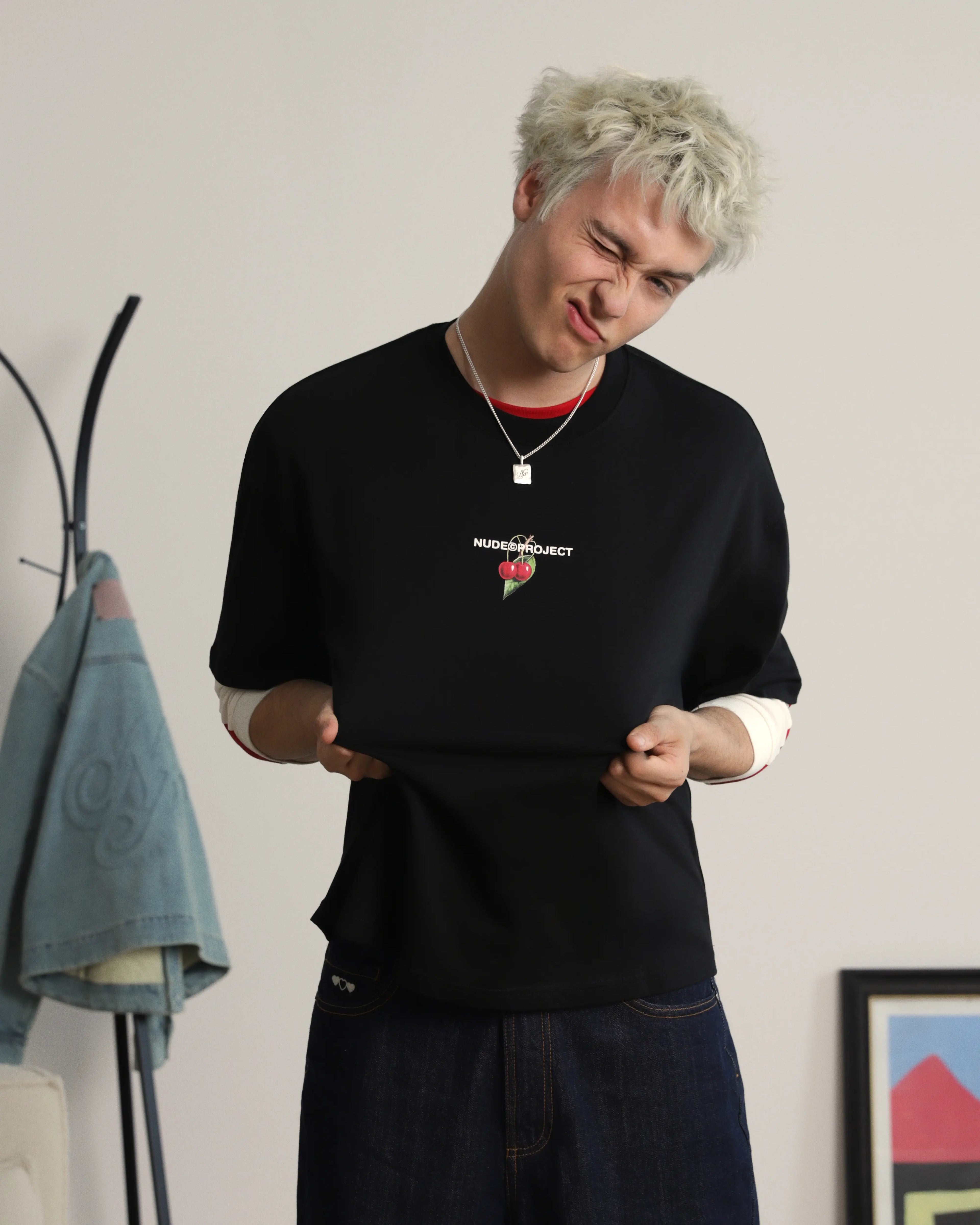 Camiseta Locally Hated Cherry Negra