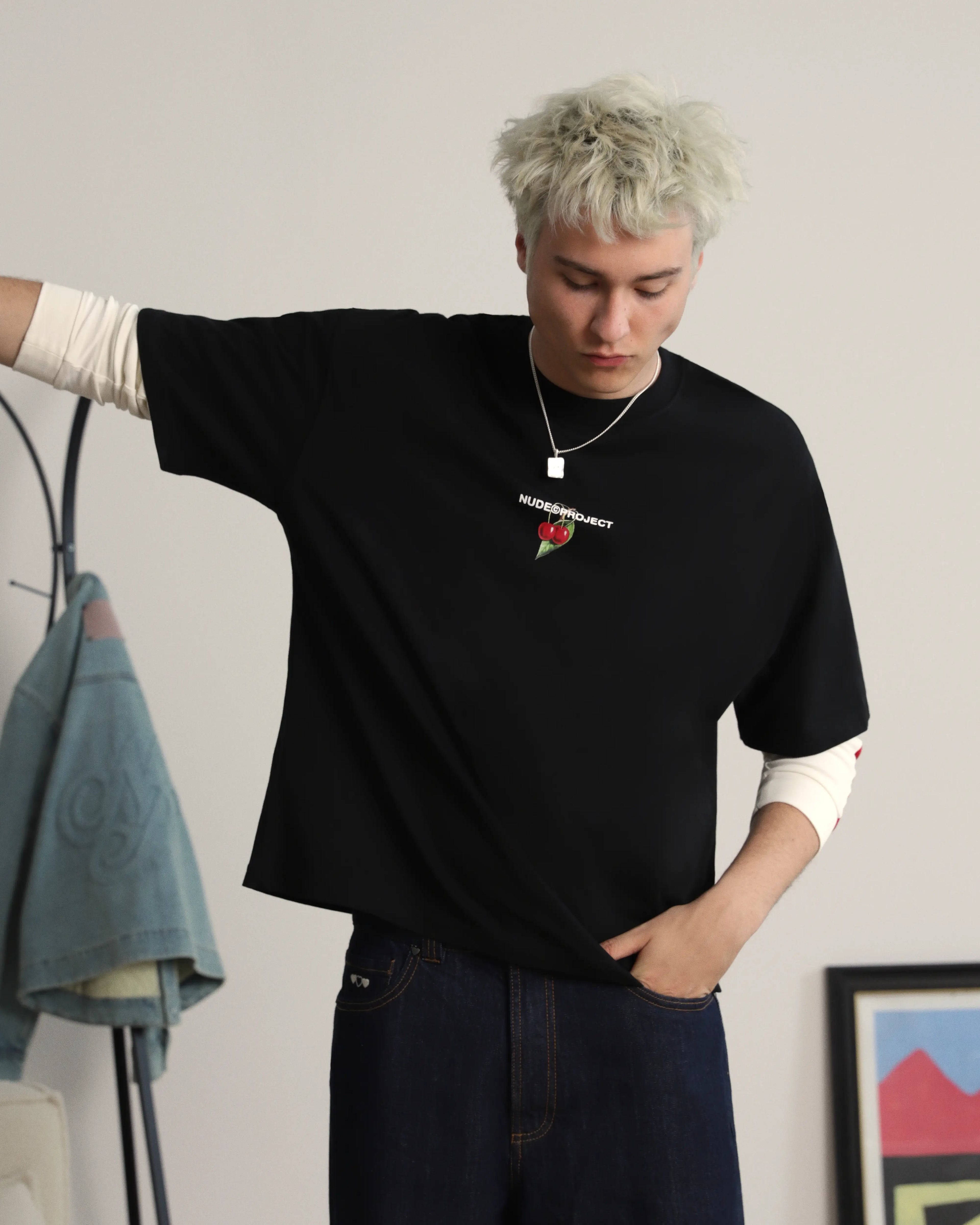 Camiseta Locally Hated Cherry Negra